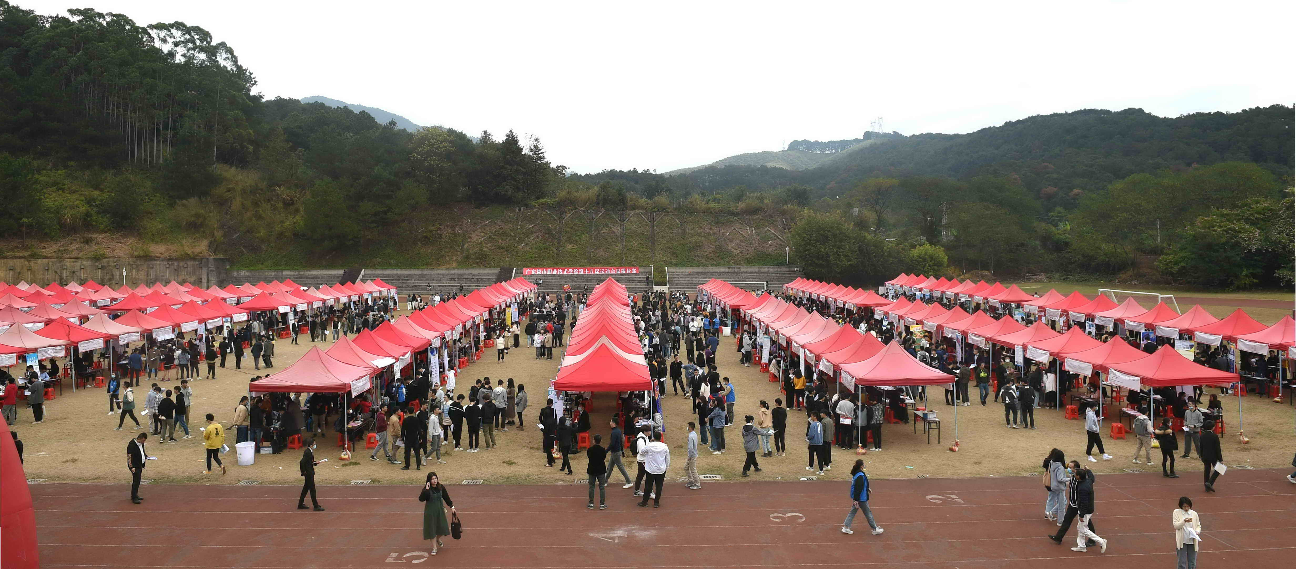 C:\Users\gdsspt\Desktop\20201203我校成功举办2021届毕业生供需见面会\1.jpg