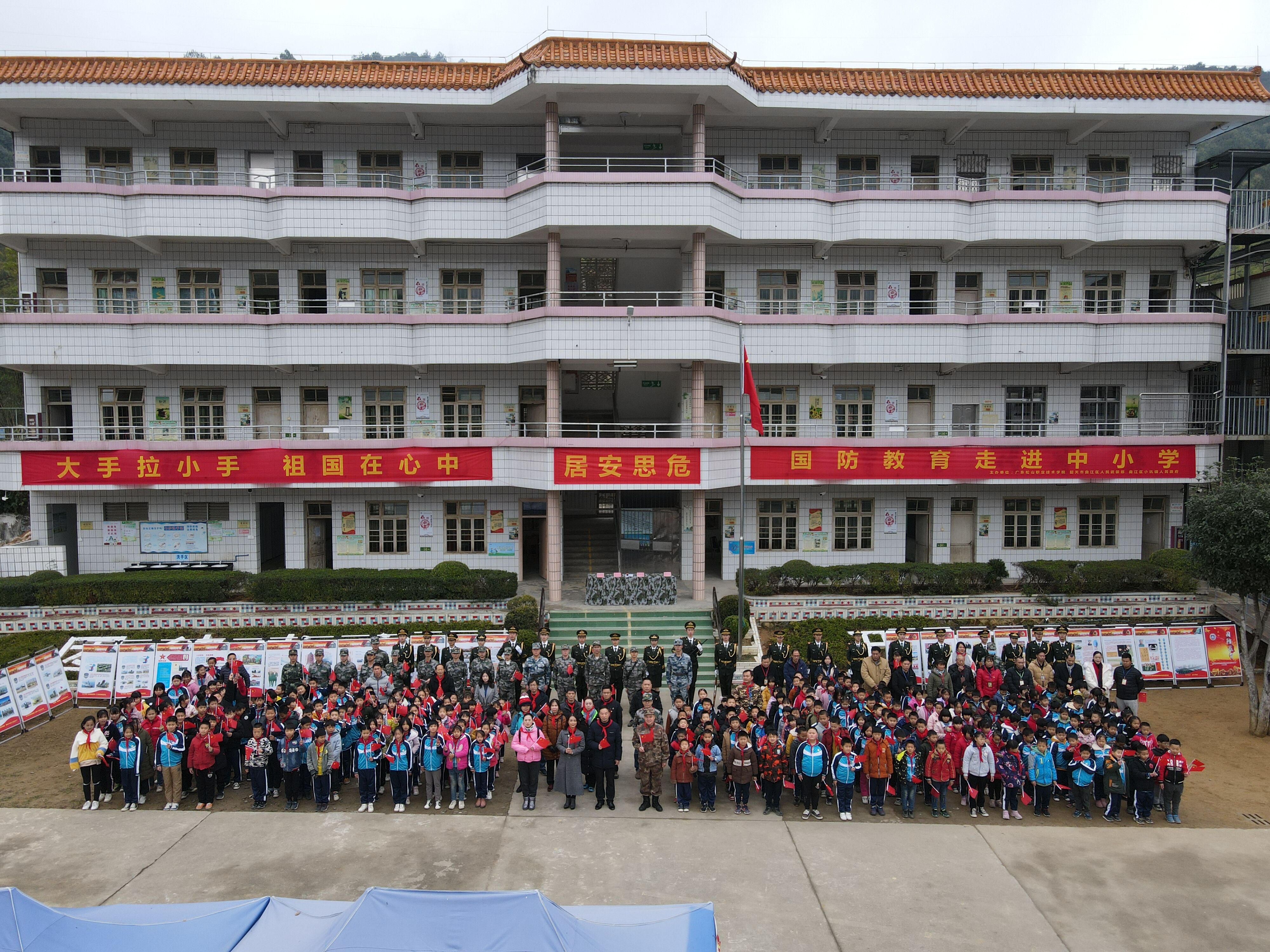 C:\Users\gdsspt\Desktop\大手拉小手 祖国在心中 国防教育走进中小学\1.jpg