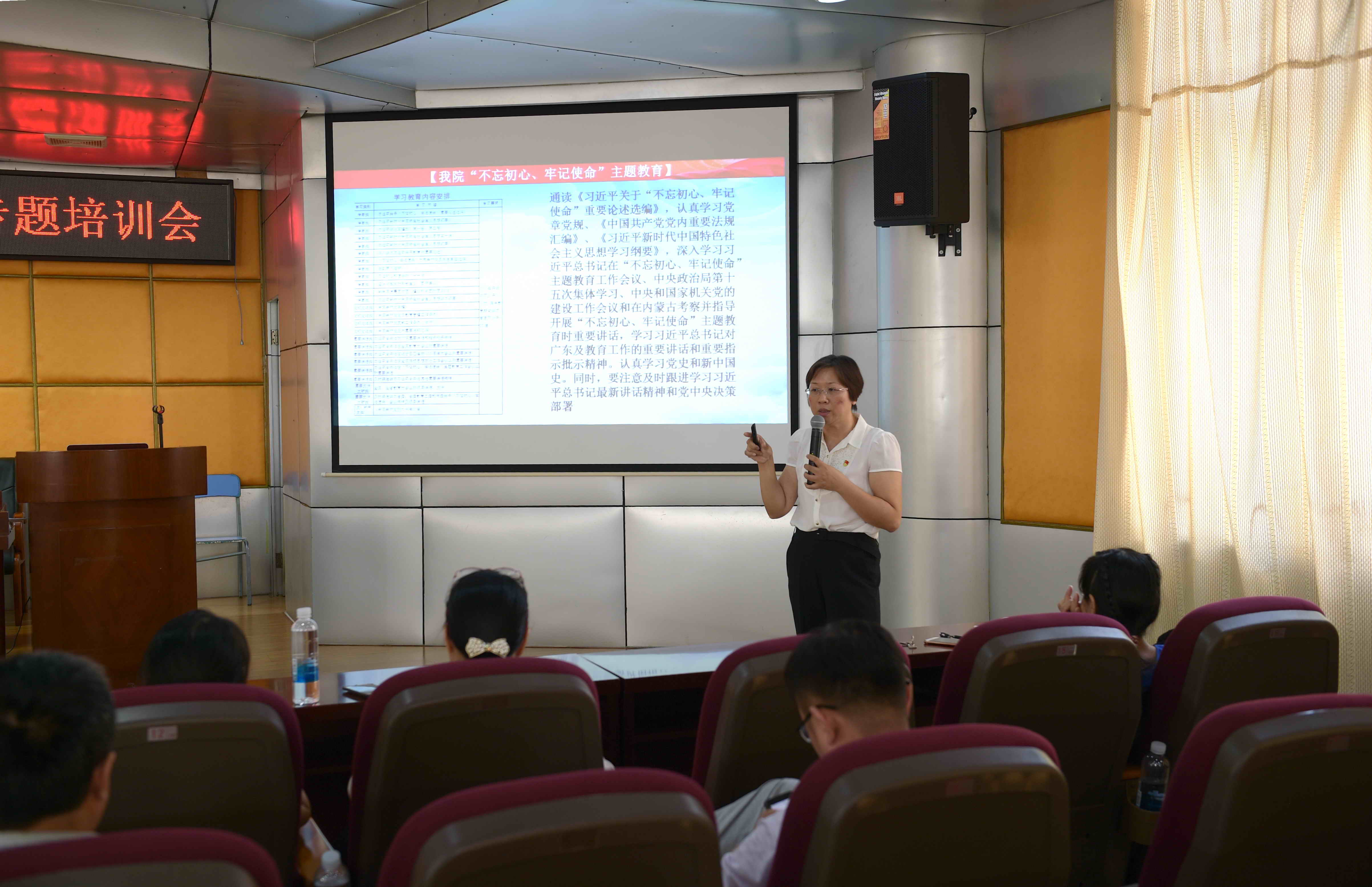 开会1.jpg 开会1.jpg