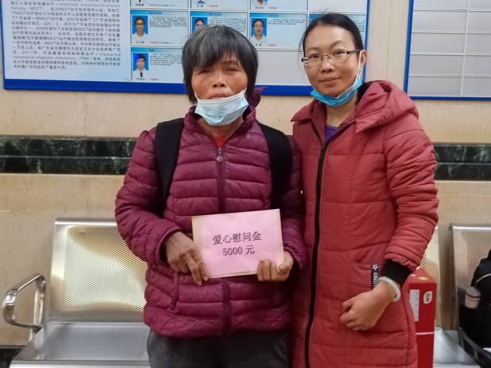 外语学院慰问患病学生家庭.jpg