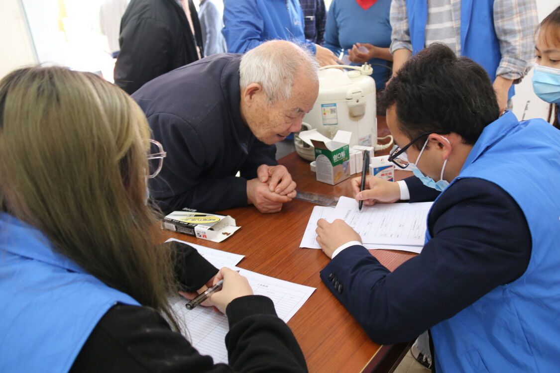 F:\1.宣传部各网站上传新闻\新闻\2021年3月\20210316学雷锋，践使命--电气工程学院党总支深入社区开展“我为群众办实事”主题党日活动\照片\4.jpg