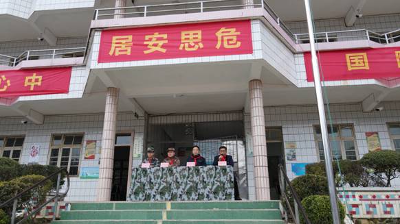 C:\Users\gdsspt\Desktop\大手拉小手 祖国在心中 国防教育走进中小学\2.jpg