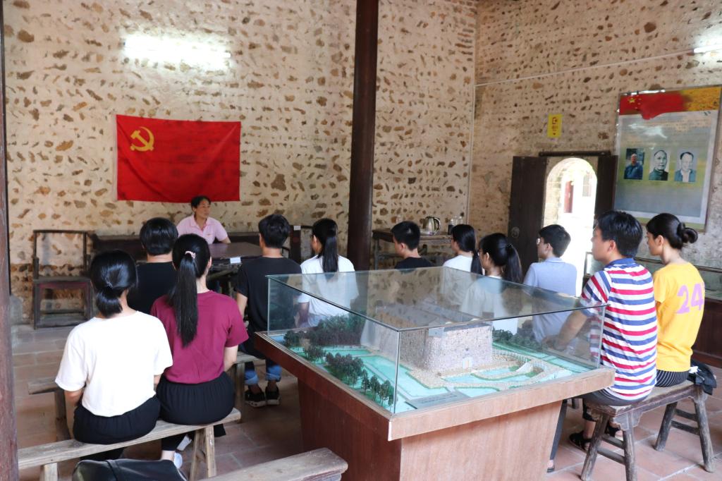 D:\网络新闻\1月网络新闻\2018年 寒假 暑假\经济管理系党总支赴始兴县沈所镇开展暑期大学生党员社会实践活动新闻稿\3.上党课.JPG D:\网络新闻\1月网络新闻\2018年 寒假 暑假\经济管理系党总支赴始兴县沈所镇开展暑期大学生党员社会实践活动新闻稿\3.上党课.JPG